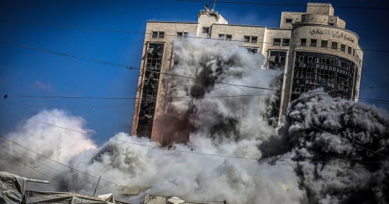 الأخبار العربية والعالمية حتى الظهيرة.. شهداء ومصابين في قصف إسرائيلي استهدف خيام النازحين بغزة.. الوكالة الذرية: إيران جمعت يورانيوم مخصبا بنسبة 60%.. انفجار بميناء الفحل العمانى والسلطنة: عمليات الشحن طبيعية