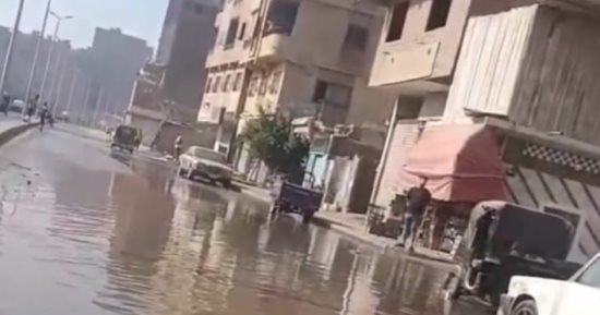 كسر ماسورة صرف صحى يتسبب في غرق شارع المطحن بمسطرد.. صور