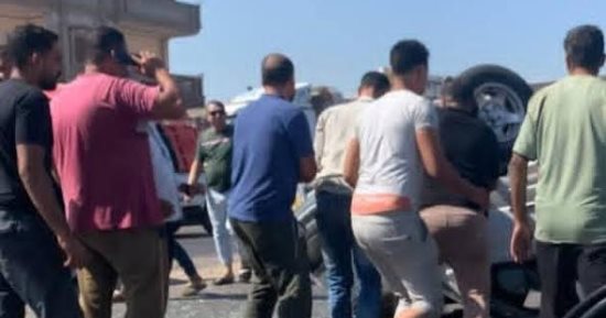 أب وابنه ضمن ضحايا حادث تصادم تريلا وسيارة محملة عمال فى الصف