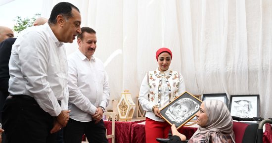 فتاة ترسم بقدميها: "رئيس الوزراء والرئيس السيسى أكبر داعمين لذوى الهمم"