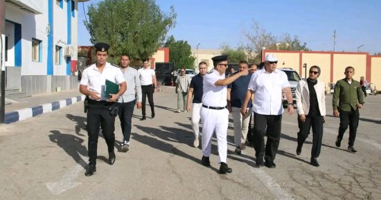 محافظ الوادى الجديد يتابع أعمال إنشاء مبنى استراحات ومخازن بمرور الخارجة