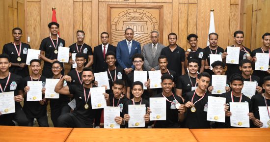 محافظ قنا يكرم أبطال الجمهورية الفائزين ببرامج الموهوبين