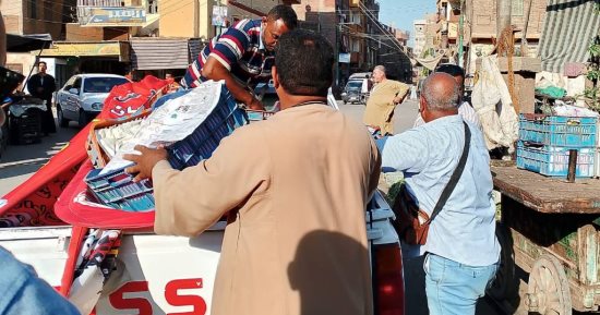 حملات مكثفة لرفع الإشغالات والتعديات على حرم الطريق بالبدارى فى أسيوط