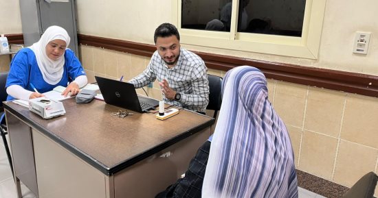 تشغيل جهاز قياس وظائف التنفس "سيبرو متر" بعيادة التأمين الصحي ببنى سويف