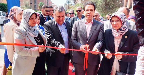 رئيس جامعة بنها يفتتح معرض منتجات الجامعة ويشيد بتنوع المعروضات 