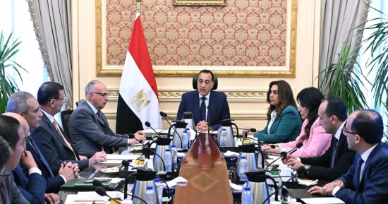 رئيس الوزراء يُتابع الخطة التنفيذية لمنظومة تطهير المجارى المائية