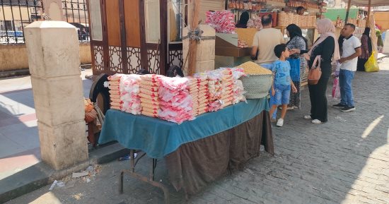 أشهر منطقة سياحية فى الغربية.. استعدادات مكثفة بمحيط مسجد السيد البدوى قبل أيام من مولده.. انتهاء دهان الوجهة الخارجية واستعدادات كبيرة بمحال الحمص والحلاوة.. والأهالى: المناسبة تنعش حركة البيع بالمنطقة.. صور