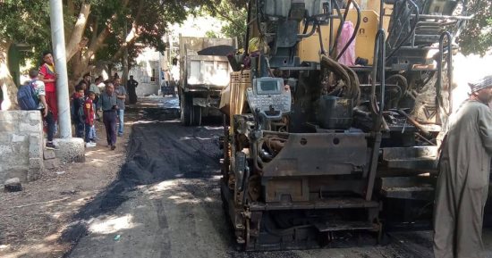 رصف طريق عزبة سعيد بأبنوب لتذليل العقبات وتسريع وتيرة التنفيذ بأسيوط
