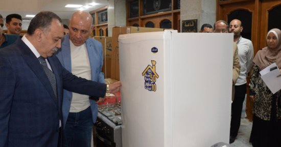 محافظ أسيوط يوزع أجهزة كهربائية وأثاثً منزلى للأسر الأولى بالرعاية بعد تأهيل منازلهم