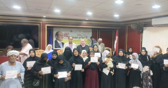 تسليم 60 شهادة لكبار السن المتحررين من الأمية بأسوان