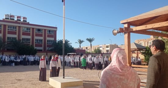 مدير تعليم جنوب سيناء يتابع انتظام الدراسة فى مدرسة الزهور الثانوية بطور سيناء