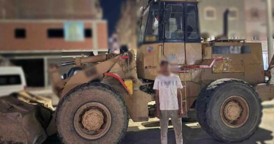 لودر بدون إطار وقائد عارٍ.. فيديو يقود لضبط شخص بالسويس