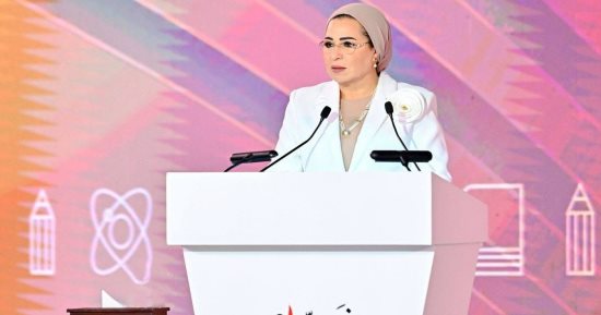 السيدة انتصار السيسى: سعدت بالمشاركة فى فعالية فنى وأفتخر لتكريم خريجى الدبلومات