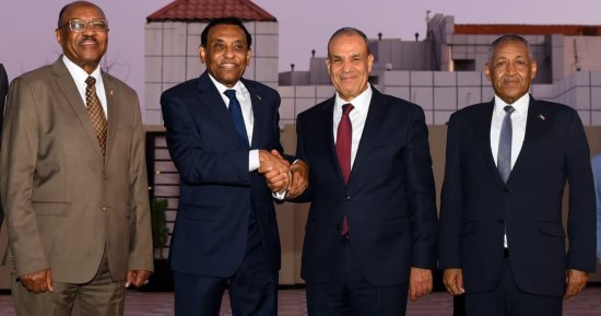 وزير الخارجية يؤكد لرئيس وزراء السودان رفض الإجراءات الأحادية فى نهر النيل 