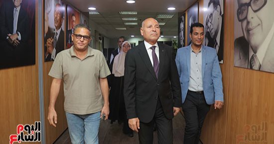 محافظ القاهرة يزور اليوم السابع ورئيس التحرير عبد الفتاح عبد المنعم فى استقباله