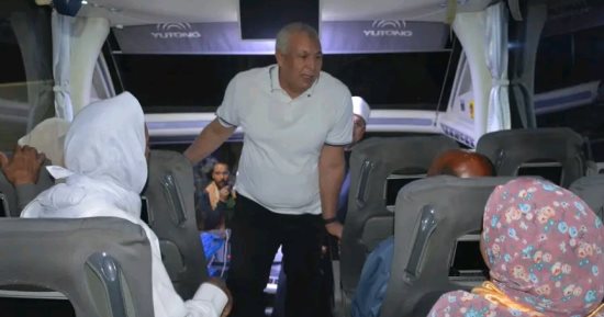 محافظ الوادى الجديد يودّع المعلمين وأولياء أمور أوائل الشهادات الفائزين برحلات العمرة