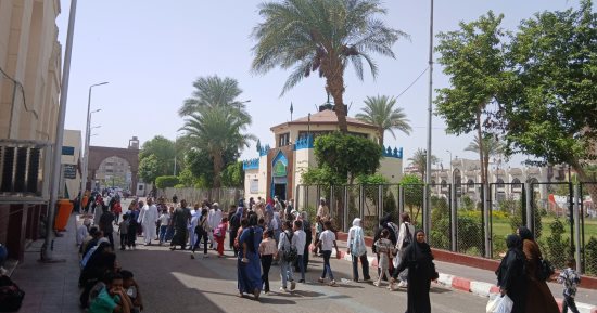 توافد المصلين على مسجد سيدي عبد الرحيم القنائي.. فيديو