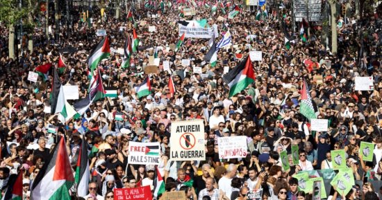 متظاهرون يرغمون سياحا إسرائيليين على تغيير وجهتهم فى ميناء باترا اليونانى