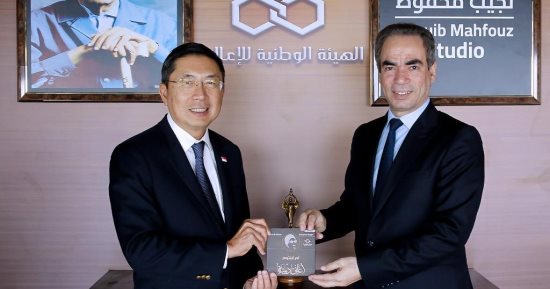 سفير سنغافورة يزور استديو نجيب محفوظ بماسبيرو ويشيد بدور الرئيس السيسي في التنمية والسلام