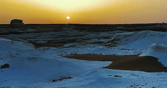 الوادى الجديد أفضل وجهة لعشاق السياحة الفلكية ورصد سلاسل النجوم النادرة فى المحميات الطبيعية بقلب الصحراء الغربية.. تعرف على خريطة السياحة البيئية وخطوط سير السفارى ودليل مراقبة النجوم واستمتع بحمامات الآبار