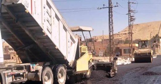 رصف وإنارة مزلقان قرية العوينية بإدفو