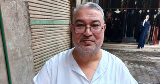 حكاية عم ناصر موظف بالمعاش و60 سنة في مهنة رفا الملابس بالشرقية 