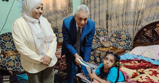 استجابة لليوم السابع.. إدارة طهطا التعليمية تسلم الطفلة شهد كتبها المدرسية.. صور