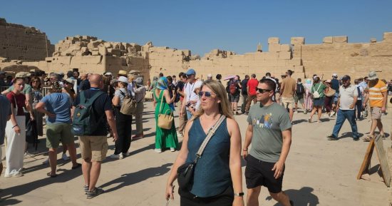 طفرة سياحية كبيرة بالأقصر قبل الموسم السياحى الشتوى.. زيارات يومية للأفواج السياحية من 38 دولة حول العالم.. ضيوف مصر يستمتعون بمعابد الكرنك والأقصر.. ومتعة خاصة فجراً في قلب مطار البالون الطائر.. صور