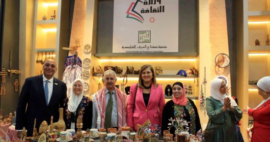 الدكتورة هالة السعيد والدكتورة غادة والي تقدمان الدعم للعارضين في تراثنا