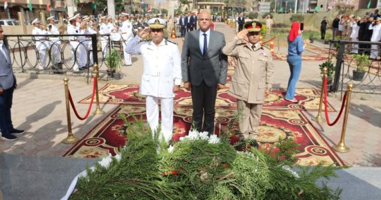 محافظ القليوبية يضع إكليل الزهور على النصب التذكارى للجندى المجهول ببنها