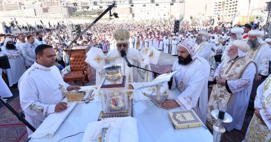 البابا تواضروس يصلي القداس الإلهي في كاتدرائية سفينة النجاة بـ"درنكة"