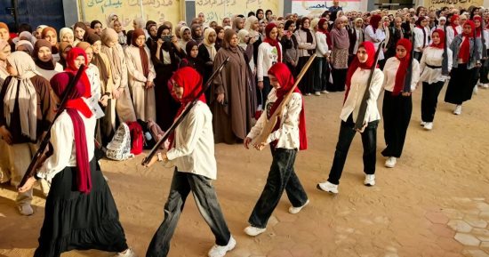 الطلاب يحتفلون بذكرى نصر أكتوبر بعلم مصر والزى الأبيض.. صور