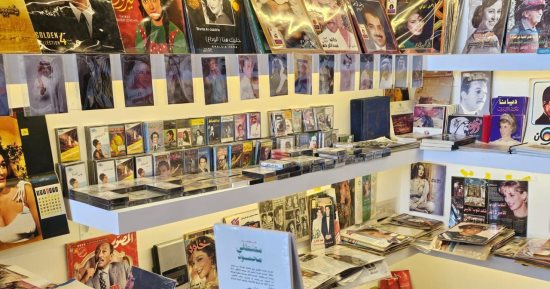 الكاسيت مع أغانى أم كلثوم وعبد الحليم عوامل جذب لزوار معرض الرياض للكتاب