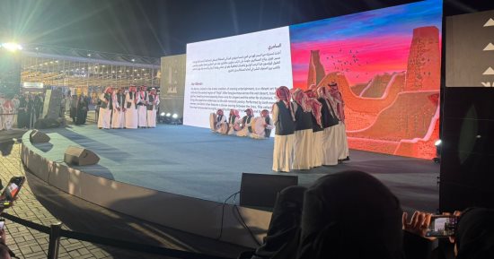 فن السامرى التراثى يجذب زوار معرض الرياض للكتاب