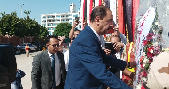 محافظ سوهاج يضع إكليل الزهور على النصب التذكارى فى ذكرى انتصارات أكتوبر