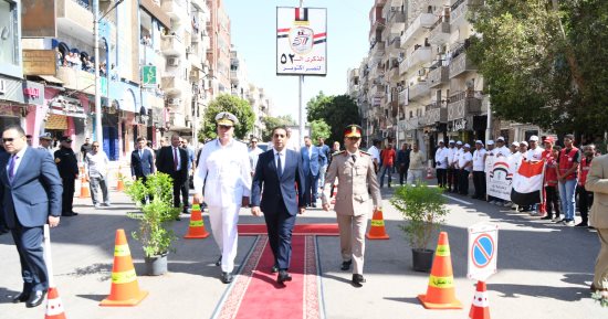 قنا تحتفل بذكرى نصر أكتوبر بوضع إكليل من الزهور على النصب التذكاري