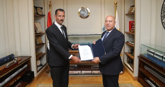 سائق أوتوبيس يعيد شنطة بها أكثر من مليون جنيه لأجنبيتين ويرفض المكافاة المالية