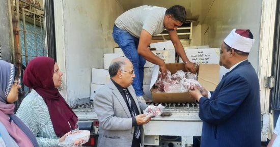 توزيع 2 طن من لحوم صكوك الأضاحى على الأسر الأولى بالرعاية بالجيزة