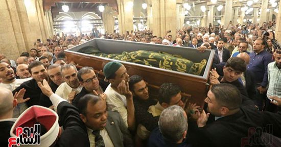 انتهاء صلاة الجنازة على الدكتور أحمد عمر هاشم بحضور شيخ الأزهر وكبار العلماء