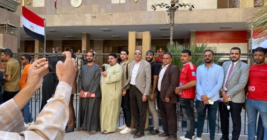 تجمع العشرات أمام محاكم سوهاج ضمن الاستعدادات للترشح لانتخابات النواب غدا  