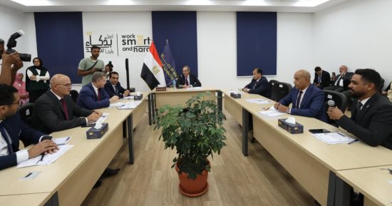 وزير الاتصالات يتابع تجارب خريجى المبادرات التدريبية بمركز "كريتيفا" قنا
