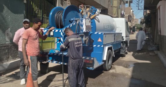 مياه الأقصر تبدأ خطة تطهير شبكات ومطابق الصرف بالبياضية استعدادا للشتاء.. صور