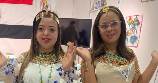 فتيات من ذهب.. "سما" و"ياسمين" من متلازمة داون يُبهرن زوار معرض دبى