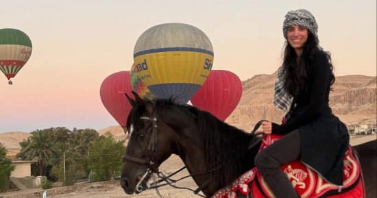 رحلات سفارى الخيل سحر وسط البالون الطائر لسياح العالم فى الأقصر.. صور