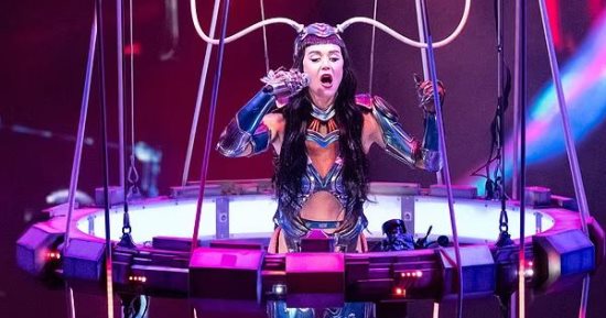 كاتي بيري تشعل بريطانيا بإطلالة فضائية في جولتها الغنائية"Lifetimes Tour"