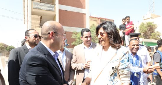 نائب محافظ الجيزة ونبيلة مكرم يشاركان أهالى برنشت ندوات توعوية ضمن مبادرة إيد واحدة