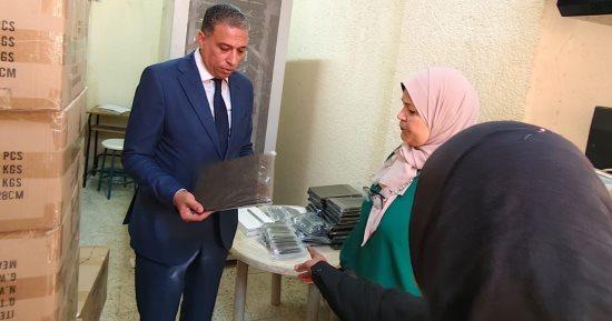 وصول أجهزة التابلت مدارس الجيزة استعدادا لتسليمه لطلبة أولى ثانوى.. صور