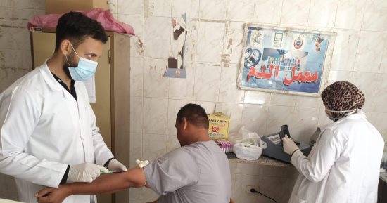 صحة المنيا: قافلة “حياة كريمة” تقدم خدماتها الطبية بالمجان بقرية صندفا ببنى مزار