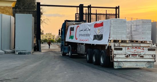 قافلة زاد العزة الـ108 تدخل إلى الفلسطينيين فى قطاع غزة