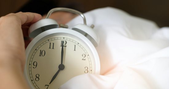 5 خطوات تساعدك على مقاومة الرغبة في النوم بعد الاستيقاظ